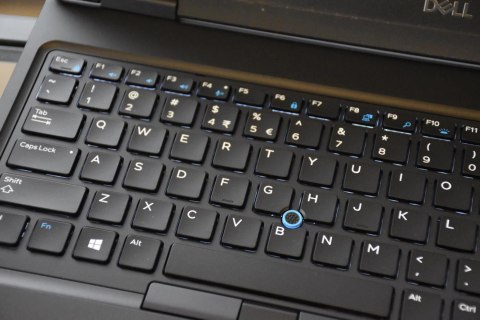 Laptop Dell Latitude 5590 i7 - 8650U | 16GB 256GB SSD | 15,6" 1920 x 1080 | Windows 11 Pro [A-]